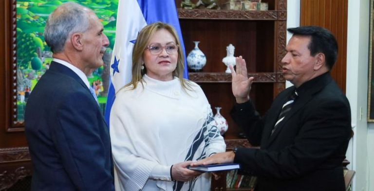 Nasry-Asfura-juramenta-a-Juan-Manuel-Galvez-como-gerente-de-ENAG