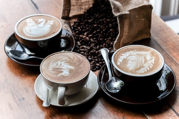 tres-tazas-cafe-granos-cafe_34354-96