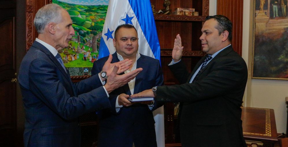 Nasry-Asfura-juramenta-a-Jairo-Rivera-como-nuevo-director-de-medios-estatales